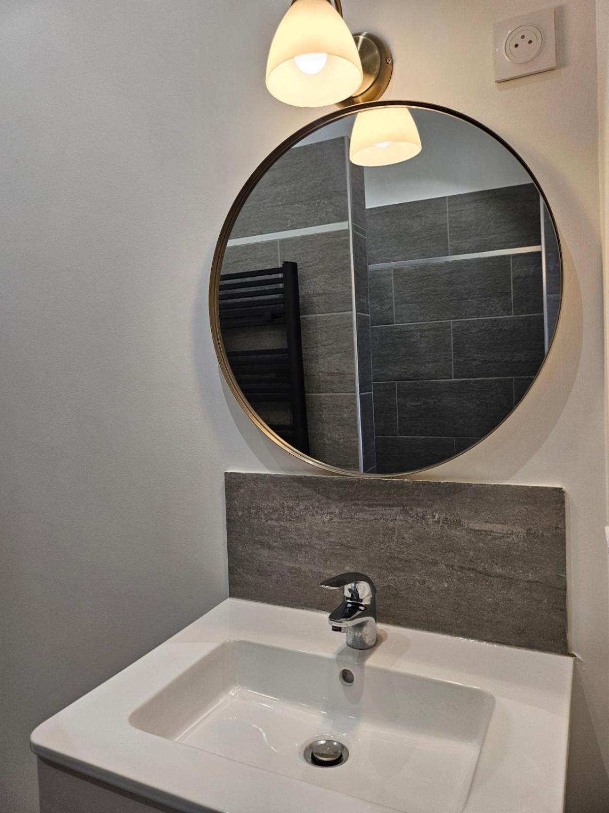 Agreable Logement Avec Terrasse Saint-Victoret エクステリア 写真