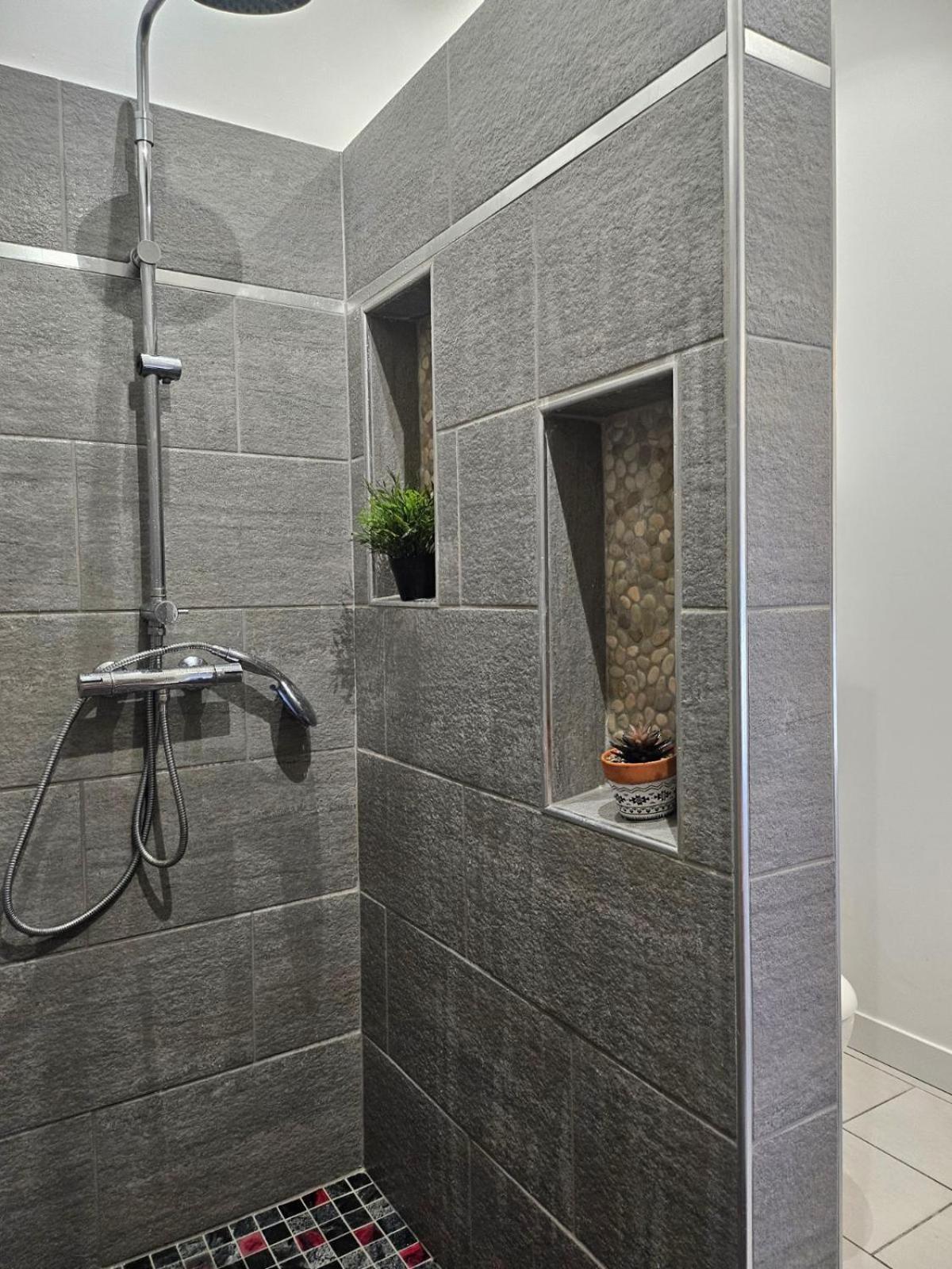 Agreable Logement Avec Terrasse Saint-Victoret エクステリア 写真