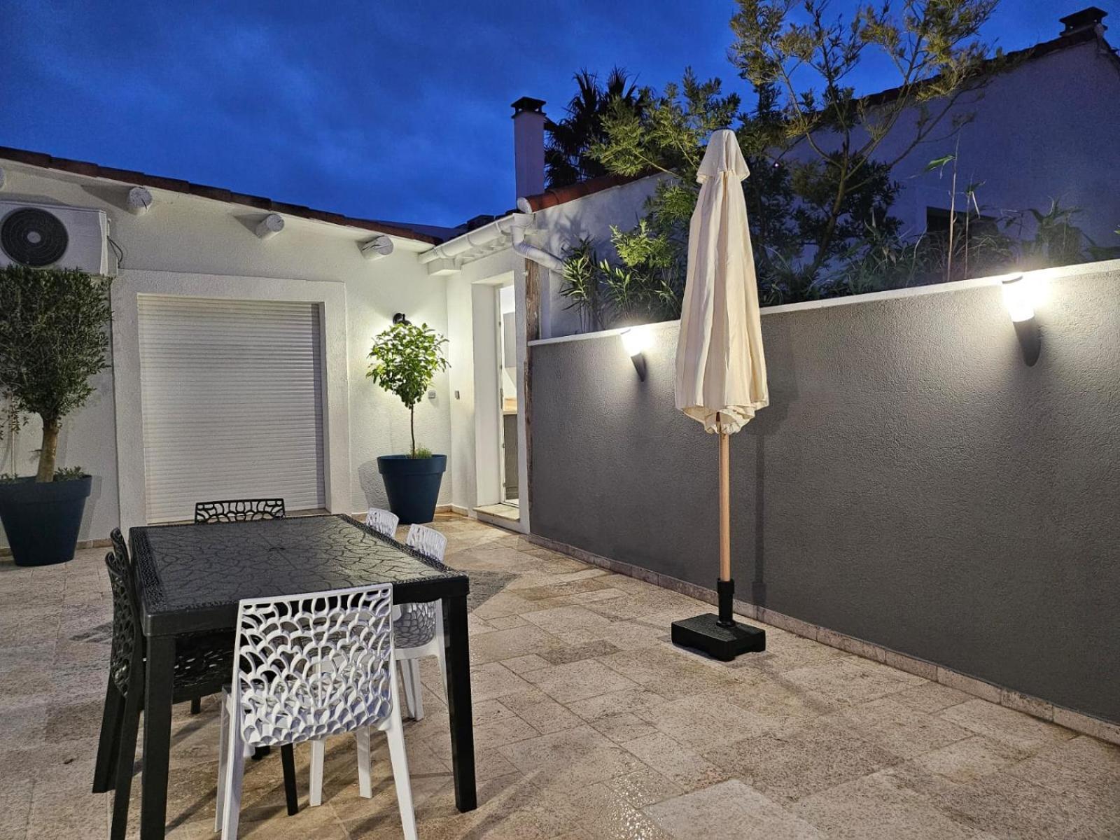Agreable Logement Avec Terrasse Saint-Victoret エクステリア 写真